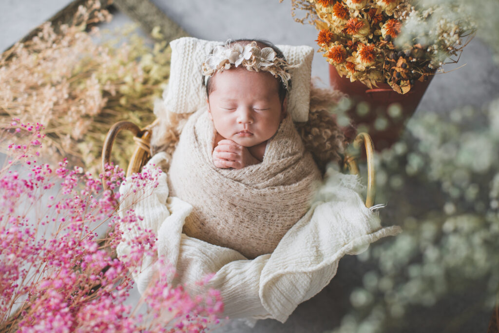 ドライフラワーに囲まれたニューボーンフォト