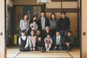 お盆に親族が集まった家族写真