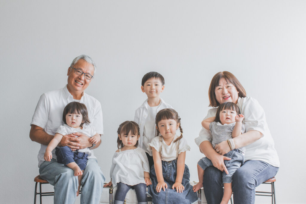 祖父母と孫の記念写真