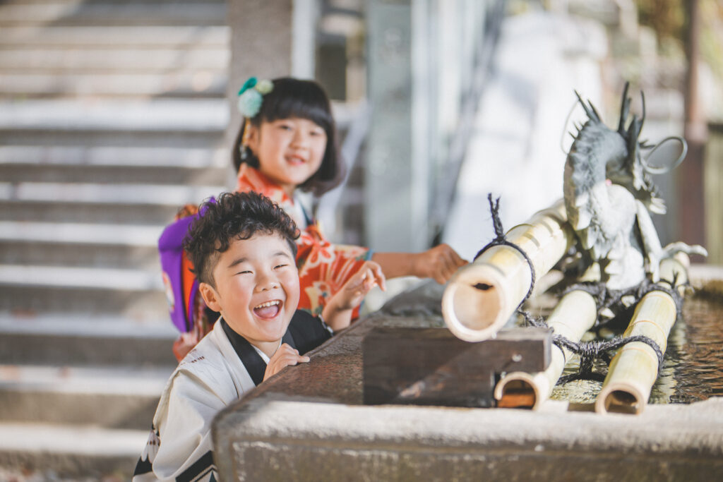 元気いっぱいの兄妹が笑顔で走る七五三写真｜栃木県フォトスタジオおしゃれ