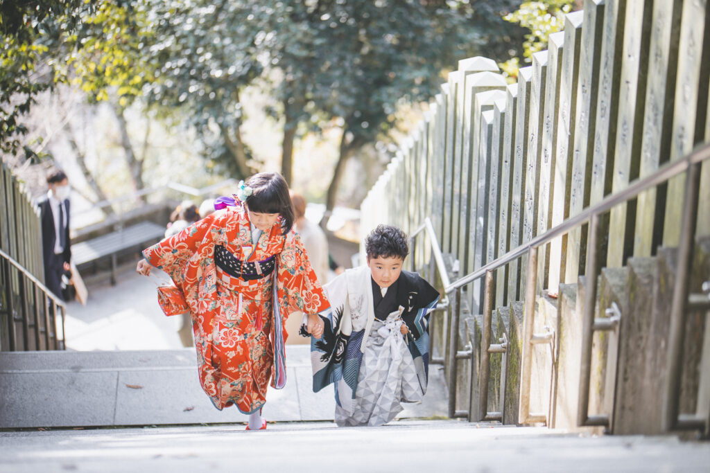 雨引観音の石段で手をつなぐ七五三兄妹の姿｜小山市スタジオ撮影