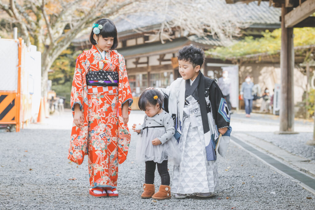 元気いっぱいの兄妹が笑顔で走る七五三写真｜栃木県フォトスタジオおしゃれ