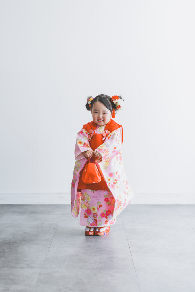 遊びながら七五三撮影を楽しむ3歳女の子｜小山市写真スタジオ