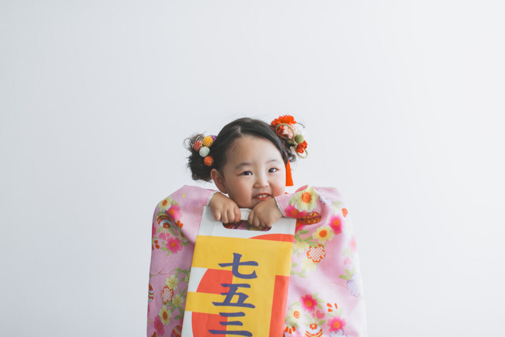 歳七五三で千歳飴を持つ女の子｜小山市フォトスタジオ