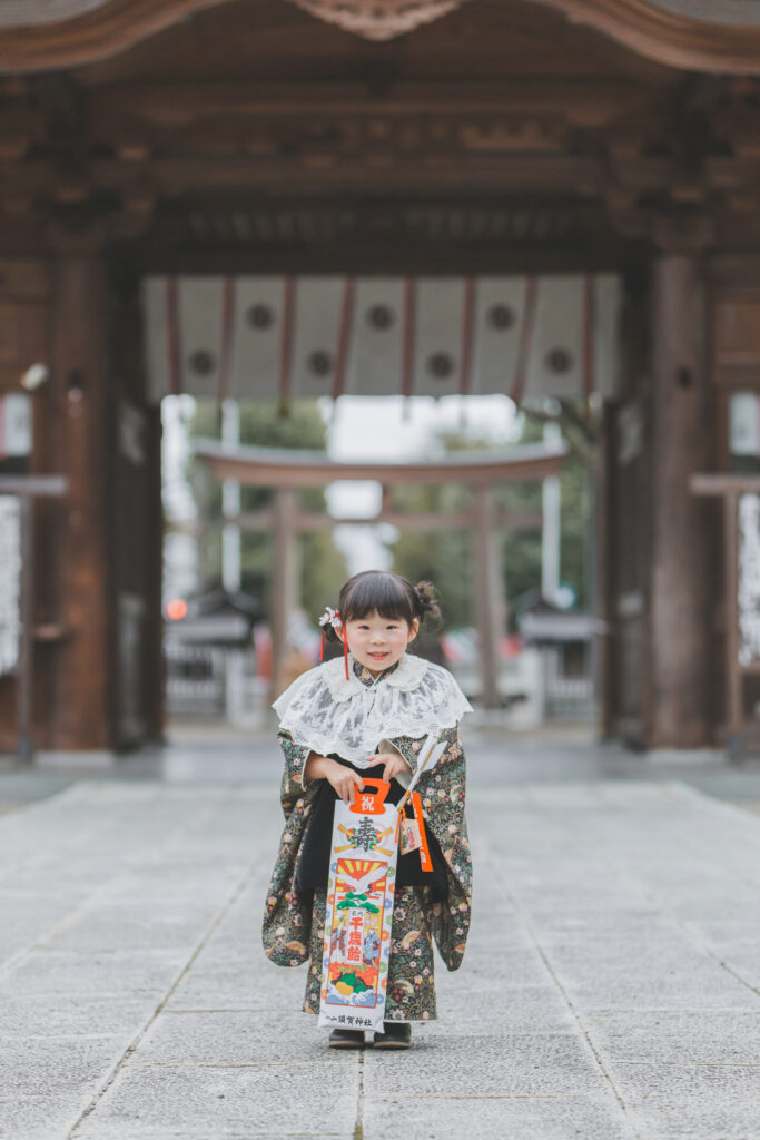 須賀神社で七五三の着物を着て笑う3歳の女の子 小山 フォトスタジオ
