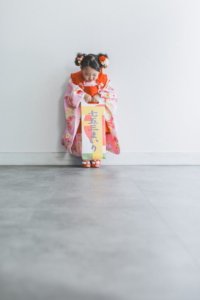 歳七五三で千歳飴を持つ女の子｜小山市フォトスタジオ