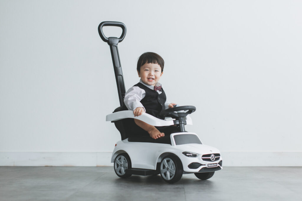 小山市のフォトスタジオでベンツのおもちゃに乗る1歳男の子のバースデーフォト