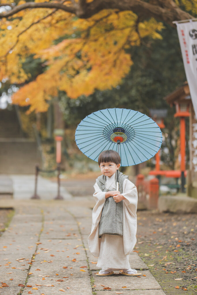 間々田八幡宮の参道で傘をさして歩く七五三写真｜小山フォトスタジオ