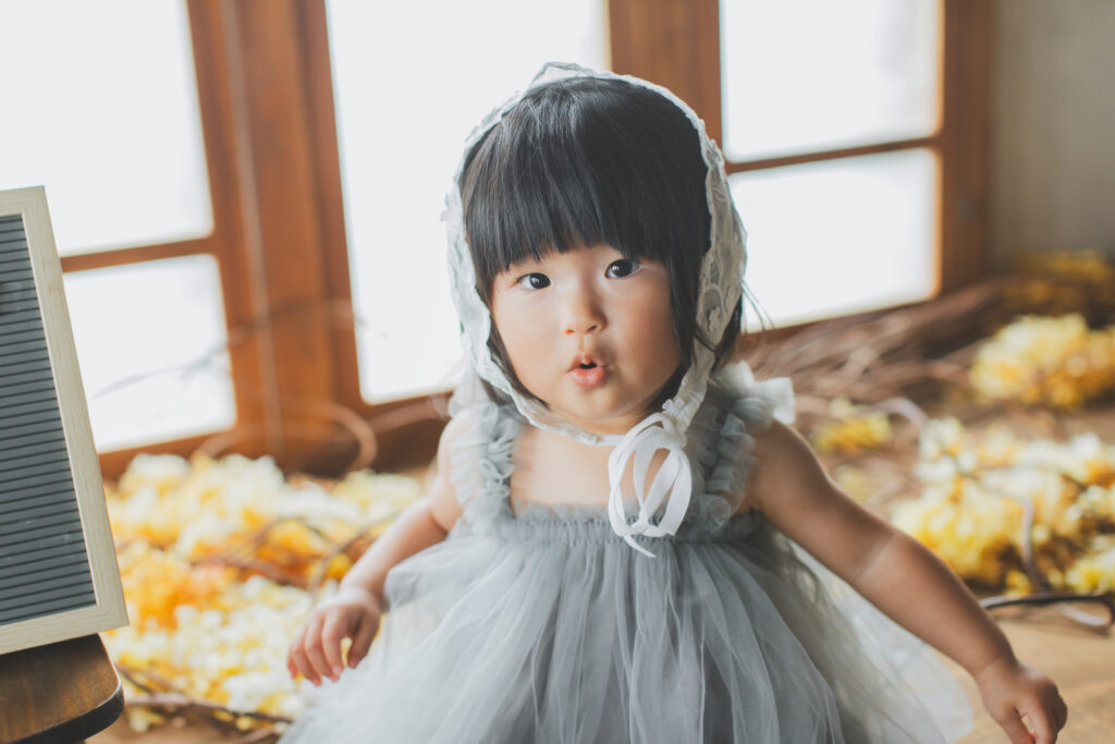 栃木県 フォトスタジオ おしゃれな空間で笑う1歳女の子
