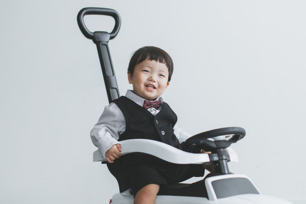小山市のフォトスタジオでベンツのおもちゃに乗る1歳男の子のバースデーフォト