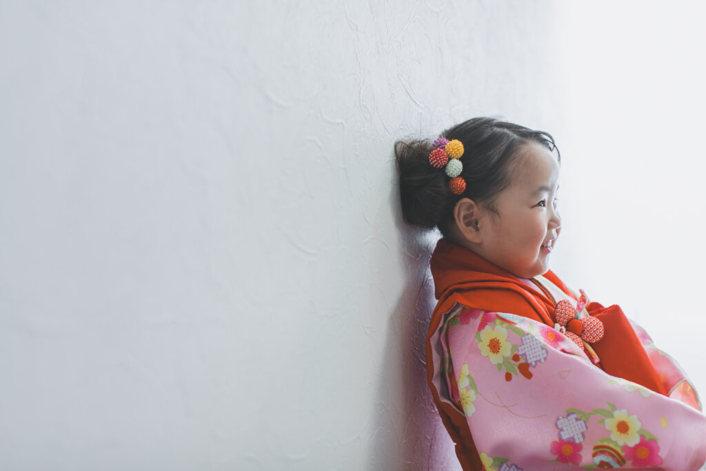遊びながら七五三撮影を楽しむ3歳女の子｜小山市写真スタジオ