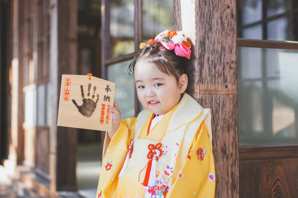 七五三の祈祷を終えて笑顔を見せる3歳の女の子(栃木県フォトスタジオ)