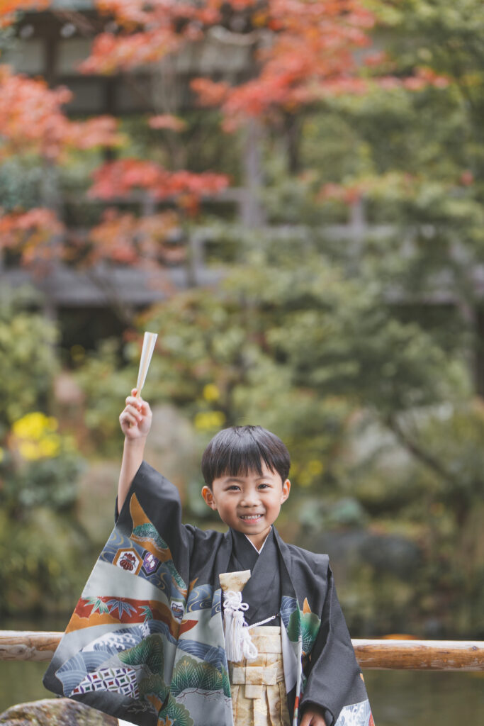 雨引観音で七五三撮影をする5歳の男の子(茨城県桜川市)