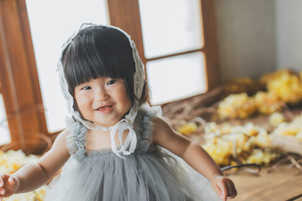 フォトスタジオで撮影した1歳女の子のバースデーフォト(結城市)