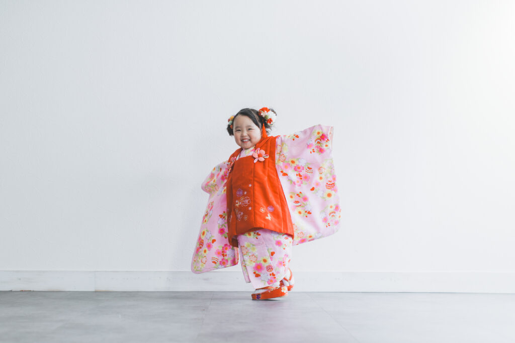 遊びながら七五三撮影を楽しむ3歳女の子｜小山市写真スタジオ