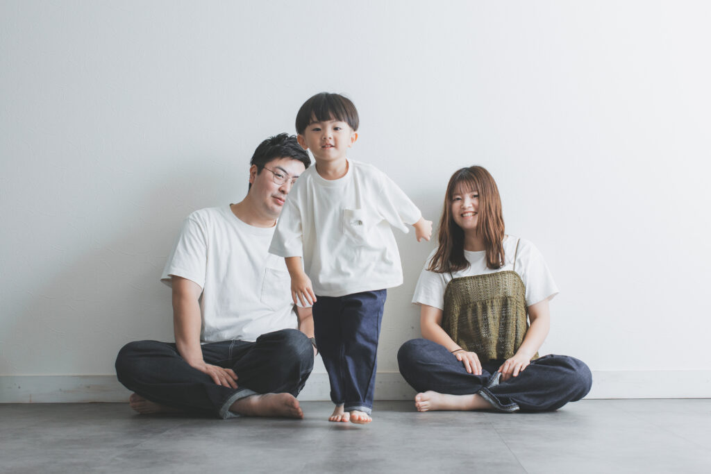 小山 フォトスタジオで自然体の3歳男の子の写真