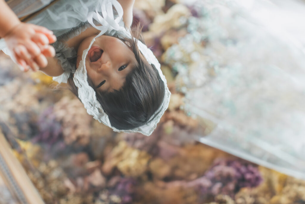 栃木県 フォトスタジオ おしゃれな空間で笑う1歳女の子