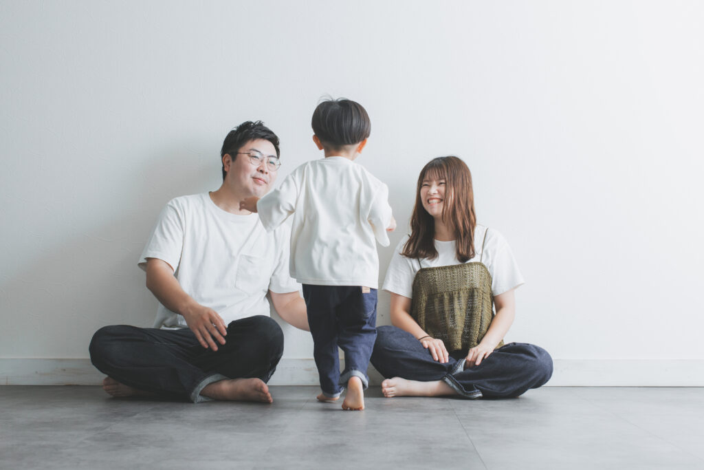 小山 フォトスタジオで自然体の3歳男の子の写真