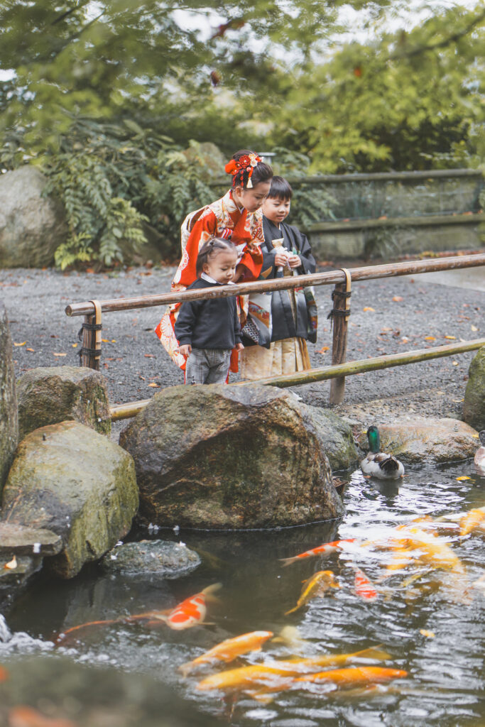1歳の弟を見守る兄と姉(七五三 家族写真 桜川市)