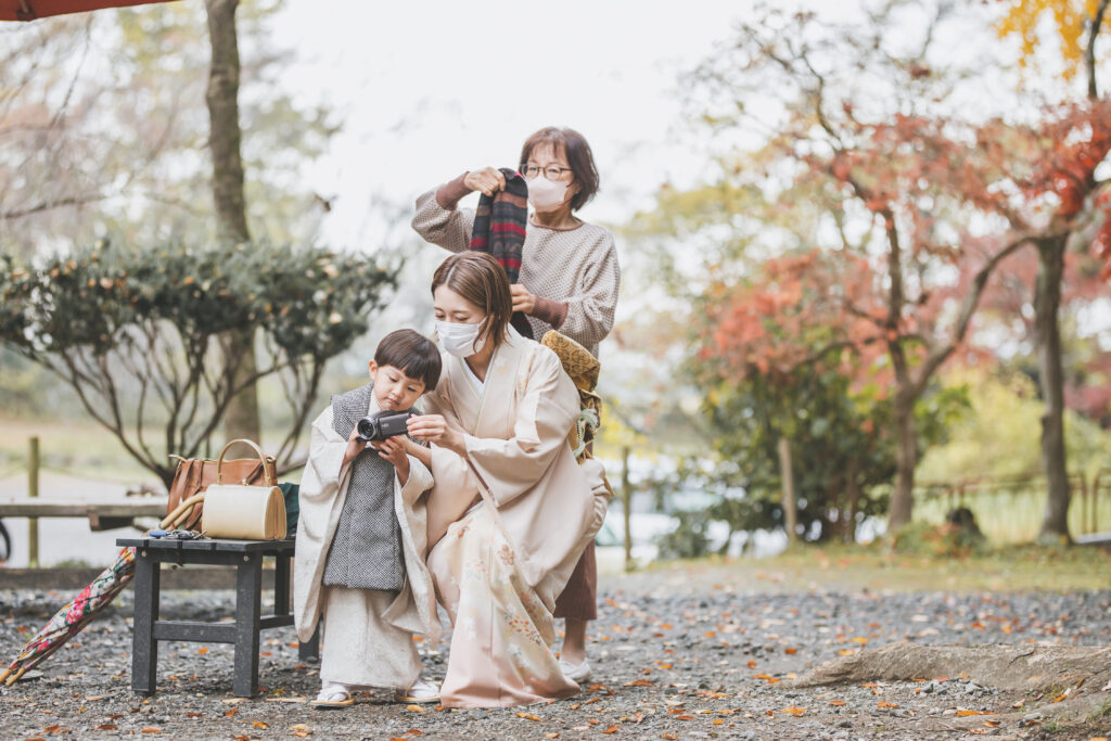 紅葉に包まれた境内で七五三写真を撮る兄弟｜小山市写真スタジオ撮影