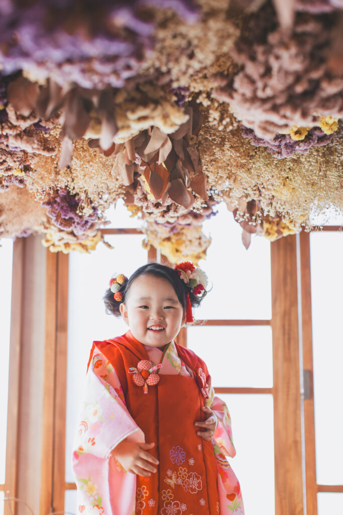 遊びながら七五三撮影を楽しむ3歳女の子｜小山市写真スタジオ
