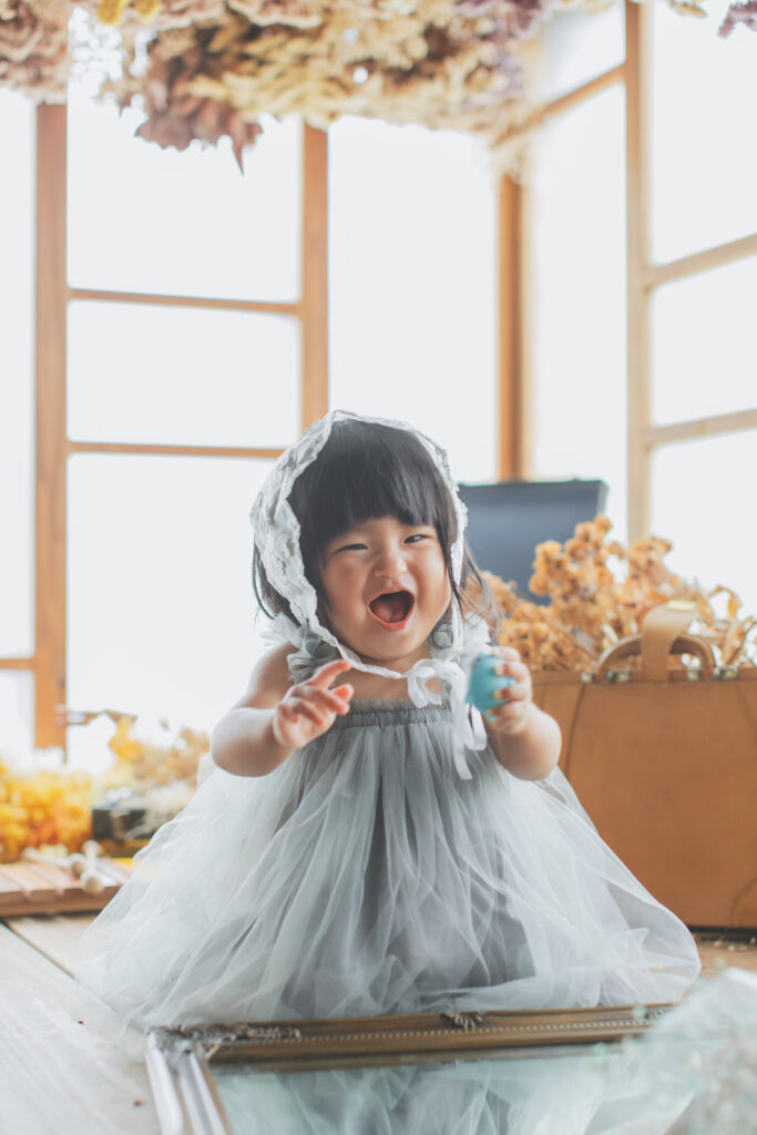 栃木県 フォトスタジオ おしゃれな空間で笑う1歳女の子