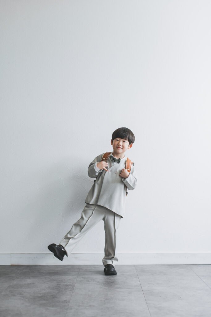 入学式の記念にフォトスタジオで自然に笑う男の子