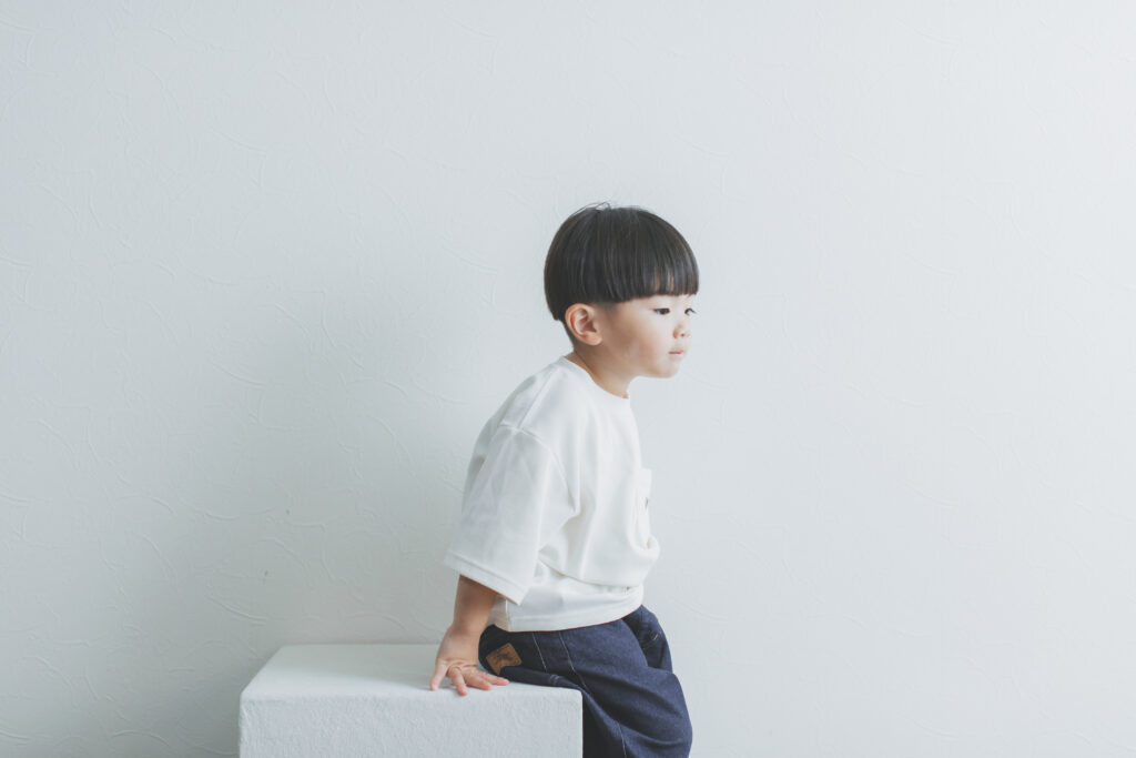 小山 フォトスタジオで自然体の3歳男の子の写真