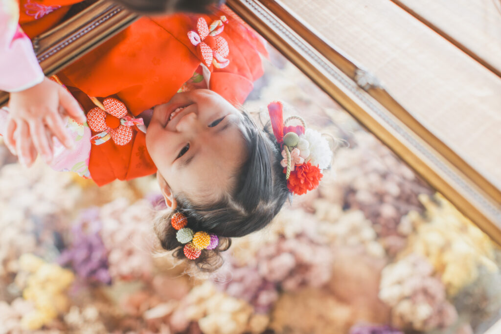遊びながら七五三撮影を楽しむ3歳女の子｜小山市写真スタジオ