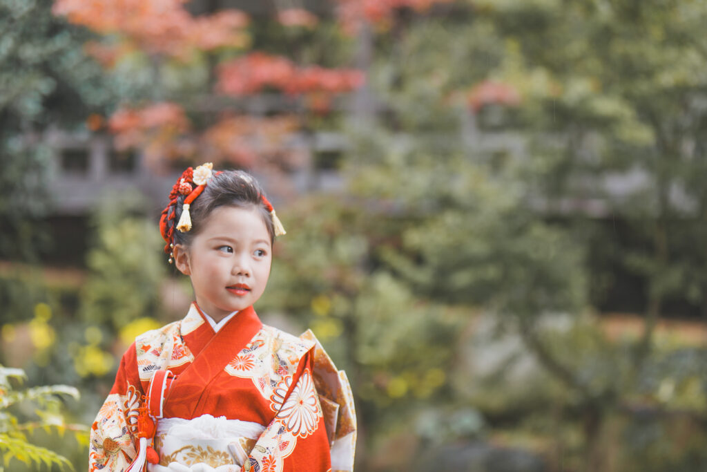 七五三の着物を着た7歳の女の子(雨引観音の境内で撮影)