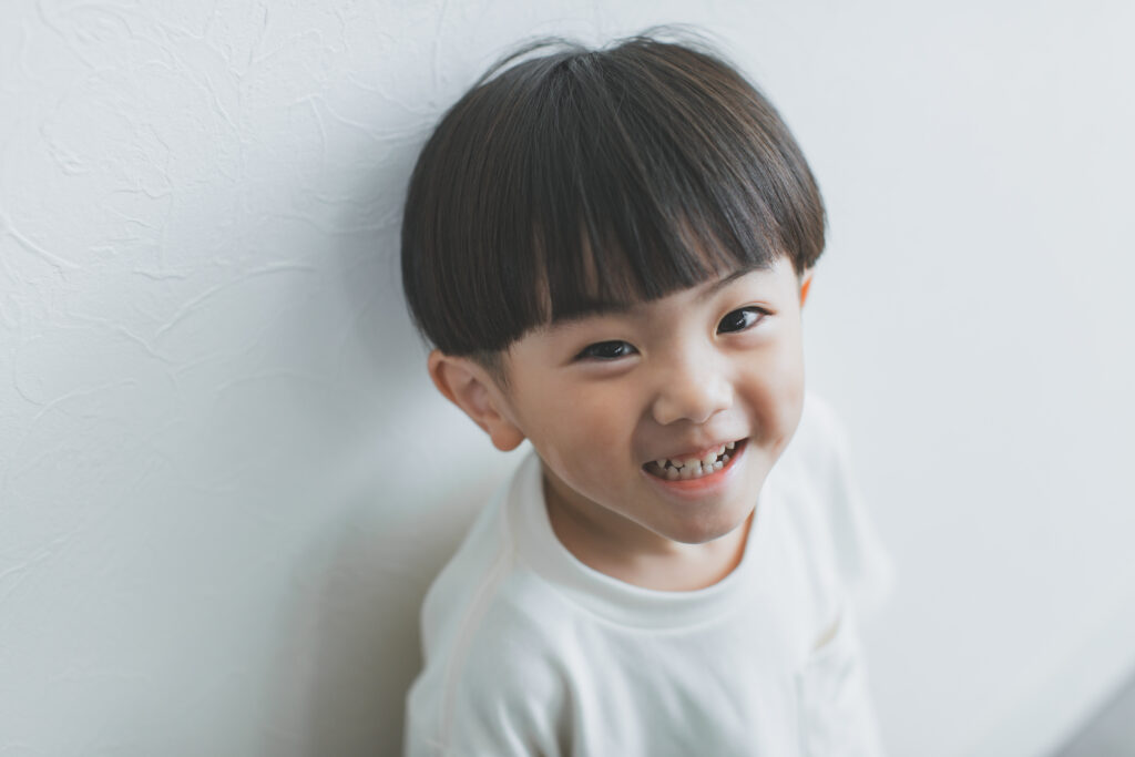 栃木県の写真スタジオで笑顔の3歳バースデーフォト
