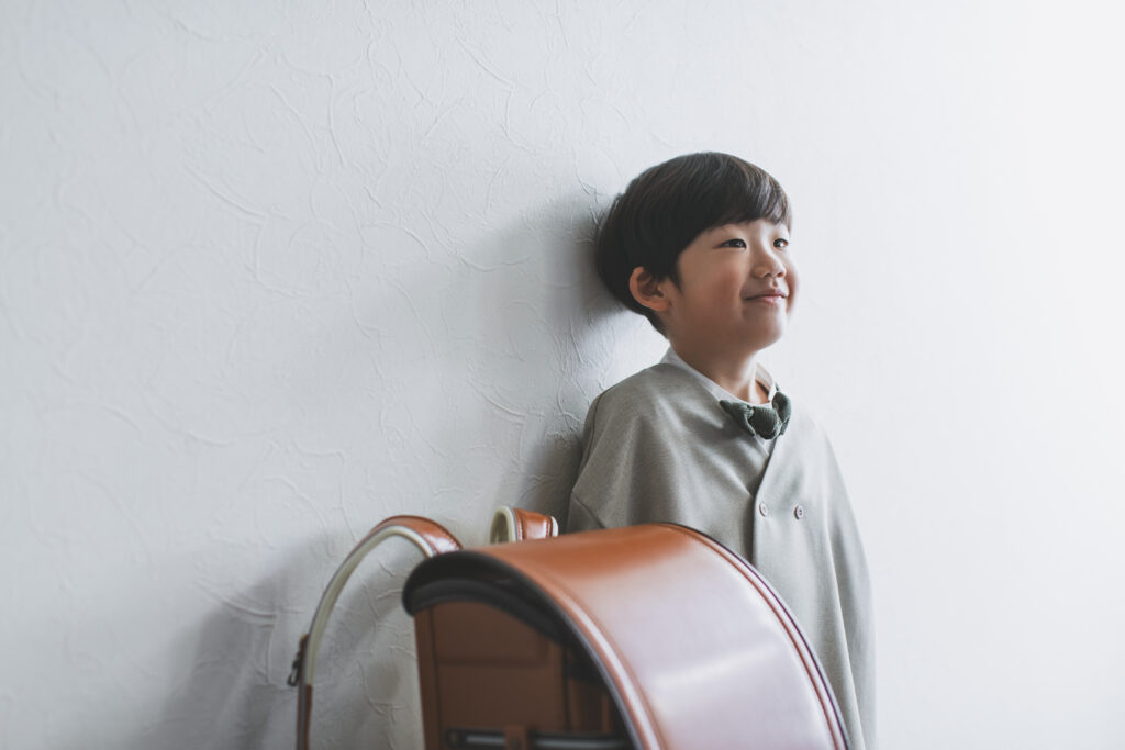 小山市のフォトスタジオで入学記念の写真撮影をする男の子