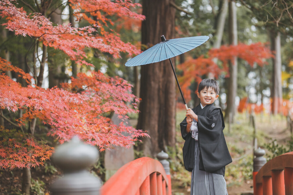 間々田八幡宮の参道で傘をさして歩く七五三写真｜小山フォトスタジオ