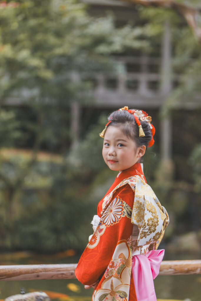 七五三の着物を着た7歳の女の子(雨引観音の境内で撮影)