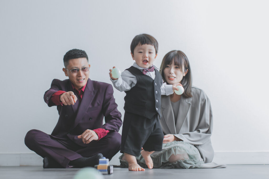 写真館 小山市で1歳の男の子が歩く自然なシーン
