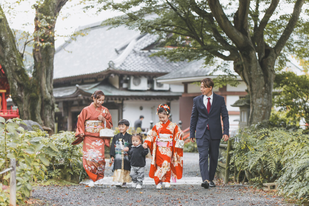 1歳の弟を見守る兄と姉(七五三 家族写真 桜川市)