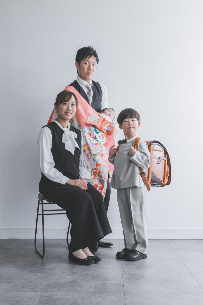 フォトスタジオで家族と一緒に入学写真を撮る様子