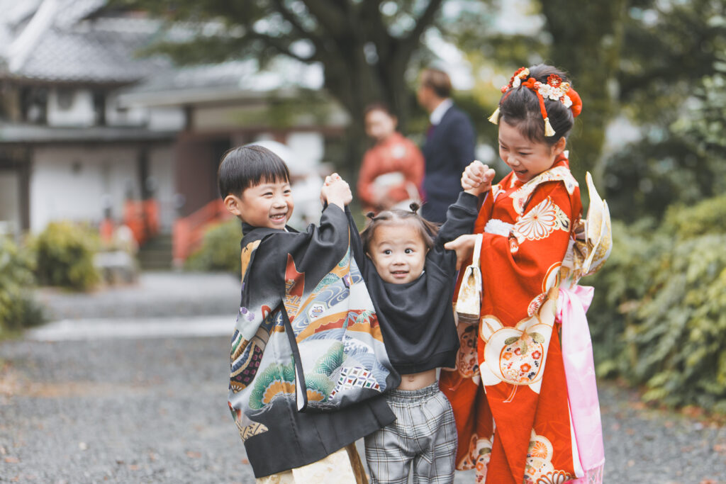 1歳の弟を見守る兄と姉(七五三 家族写真 桜川市)