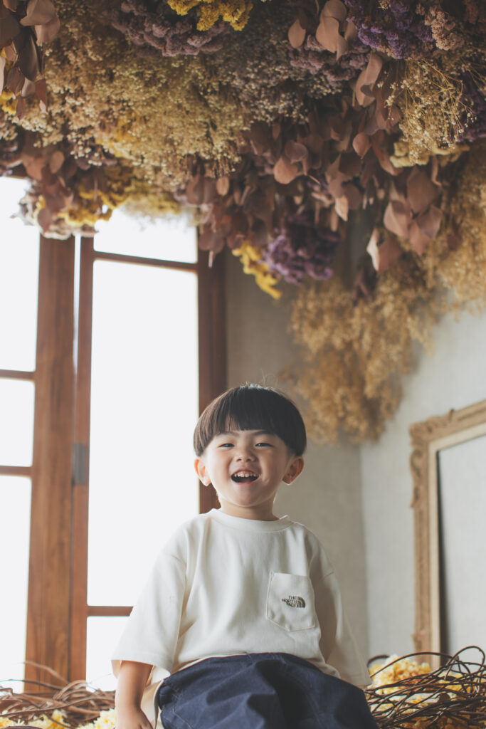 栃木県の写真スタジオで笑顔の3歳バースデーフォト