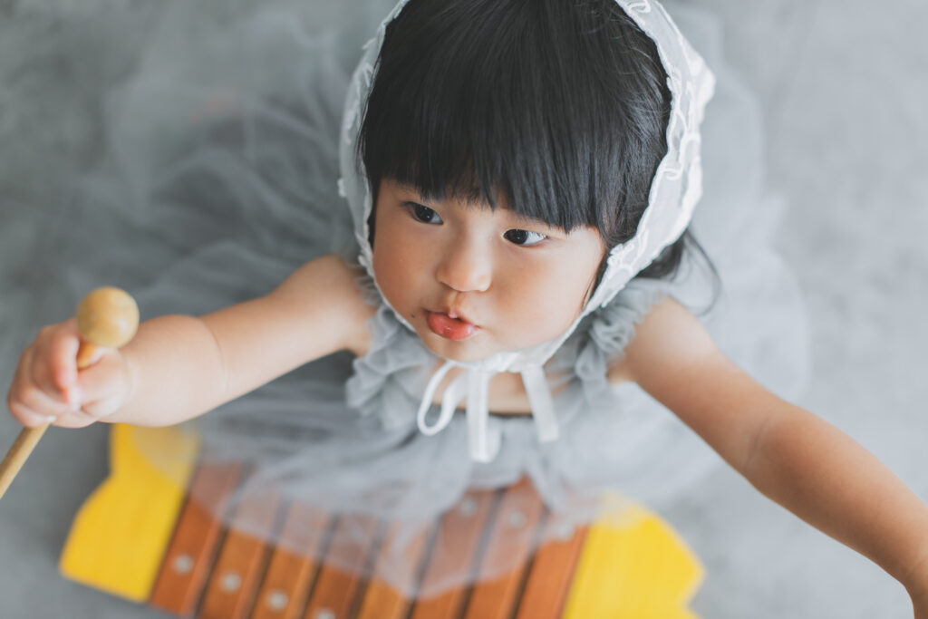 フォトスタジオで撮影した1歳女の子のバースデーフォト(結城市)