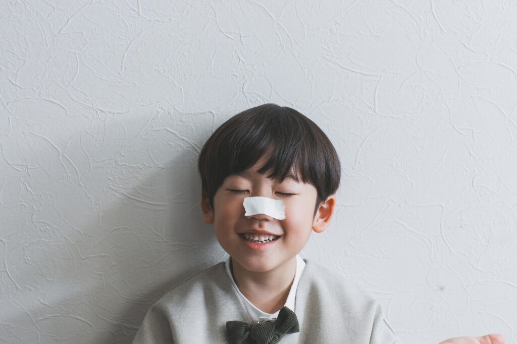 写真スタジオでおふざけポーズをする男の子の入学フォト
