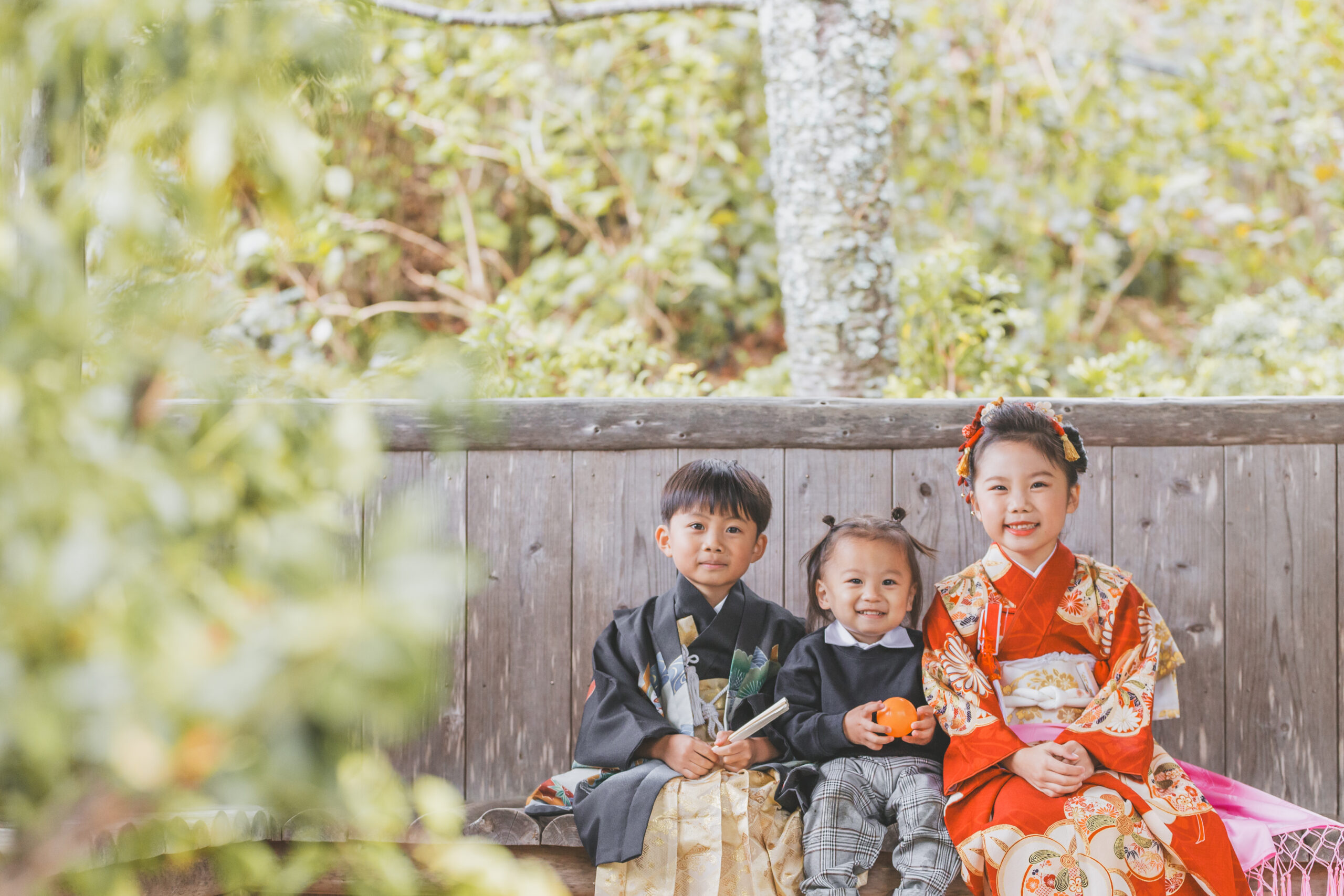 1歳の弟を見守る兄と姉（七五三 家族写真 桜川市）