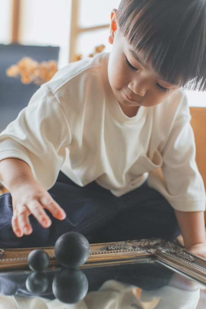 小山市のフォトスタジオで3歳男の子がボールで遊ぶバースデーフォト