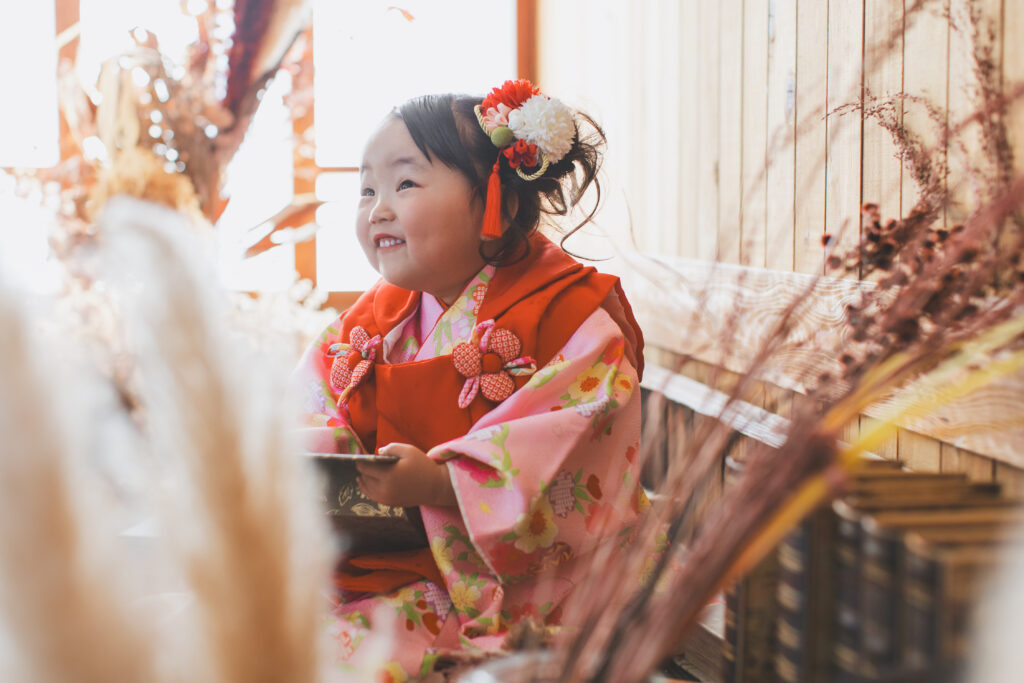 遊びながら七五三撮影を楽しむ3歳女の子｜小山市写真スタジオ