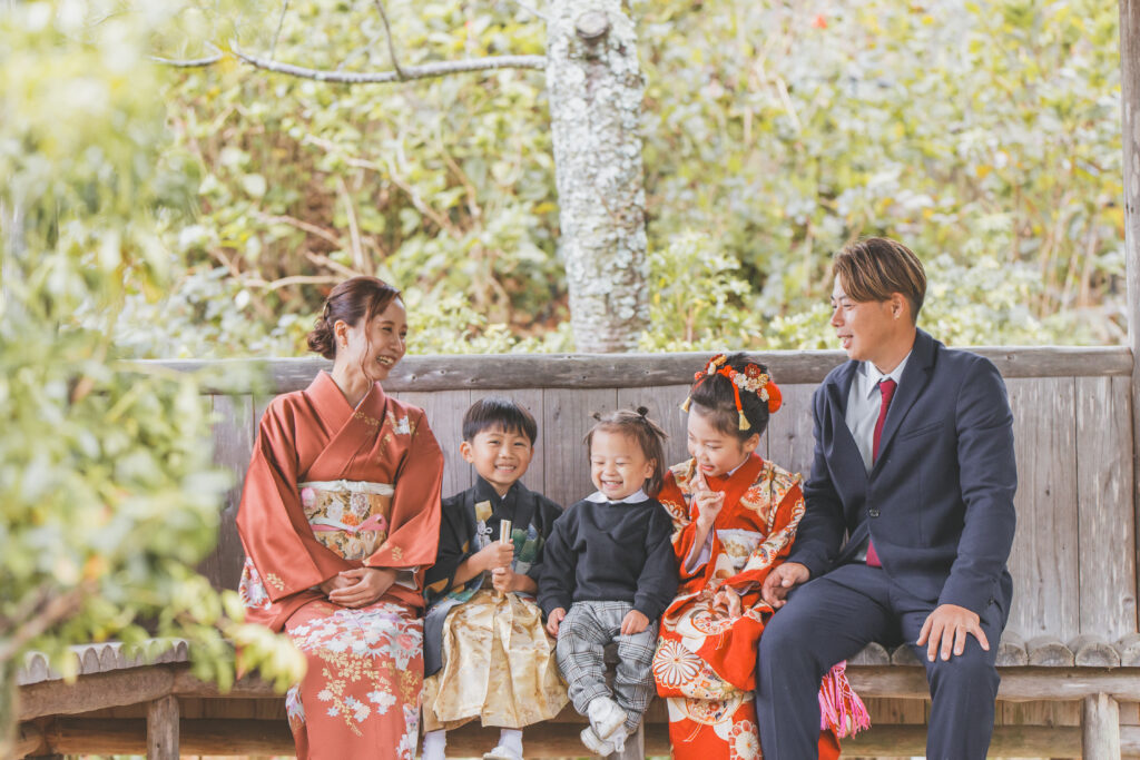 1歳の弟を見守る兄と姉(七五三 家族写真 桜川市)
