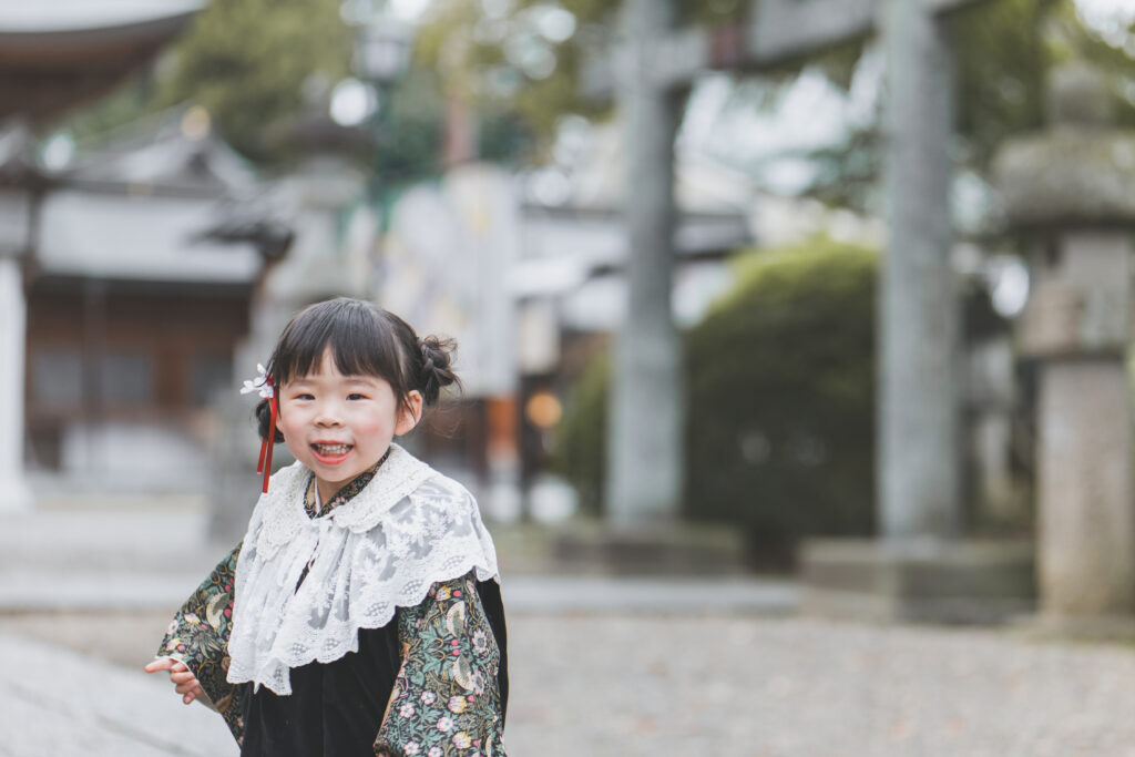 カメラに向かって笑う3歳の女の子 七五三撮影 小山市 写真スタジオ