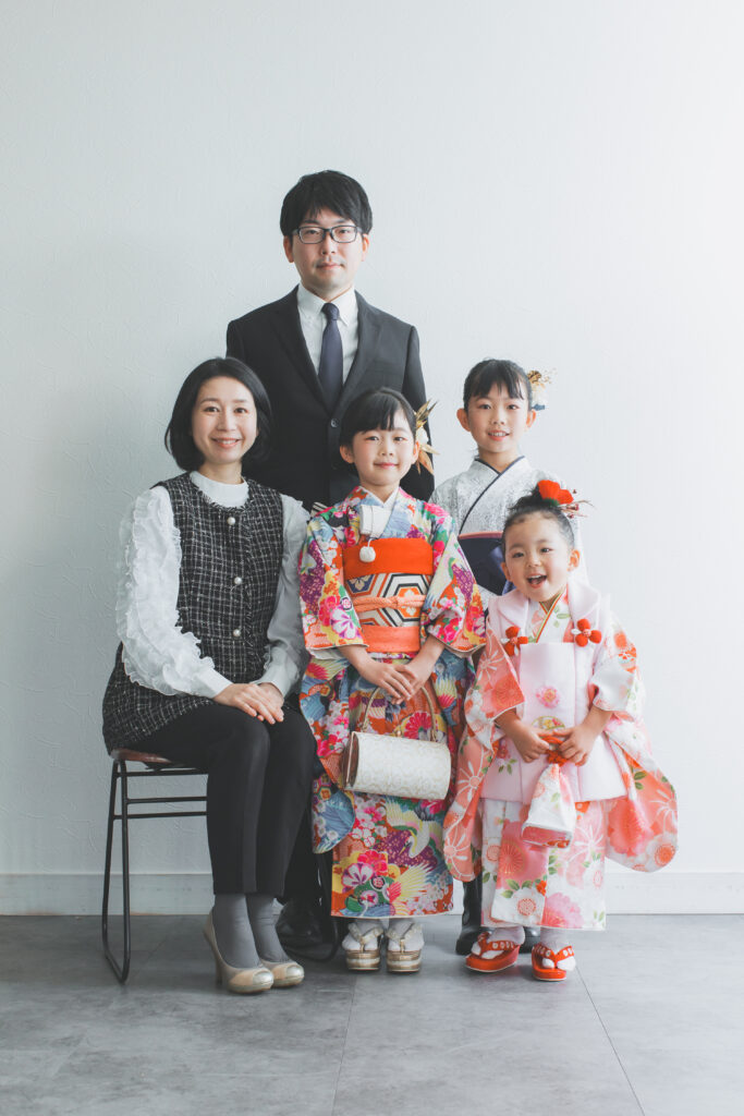 七五三で姉妹揃って撮影する家族写真（栃木県写真スタジオ）