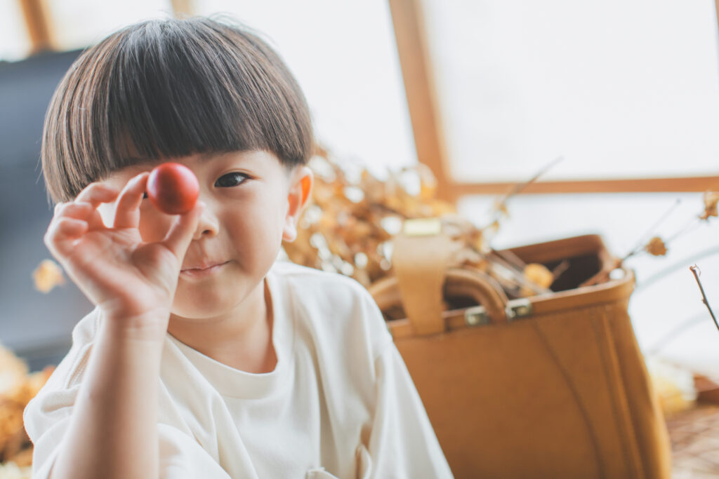 小山市のフォトスタジオで3歳男の子がボールで遊ぶバースデーフォト