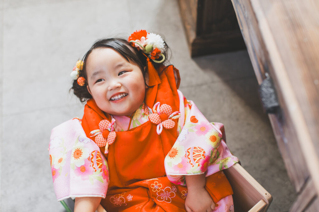 七五三撮影の合間におもちゃ箱で休む3歳女の子｜小山市七五三