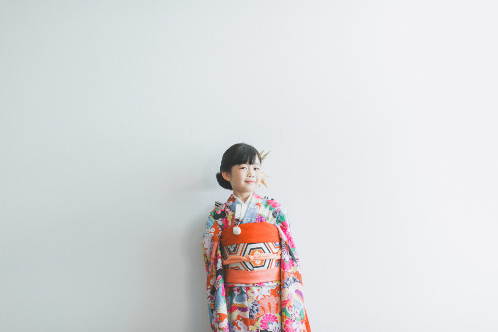 七五三撮影で緊張しながらも微笑む7歳の女の子